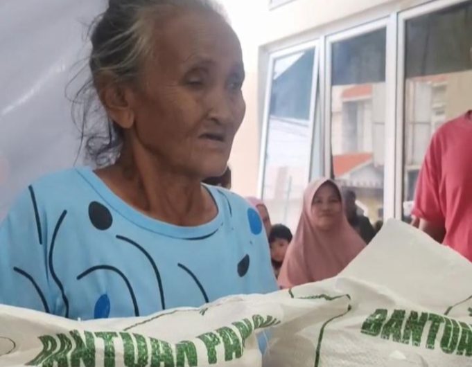 Momen Mengharukan di Karawang Wetan, Lansia Sebatang Kara Bersyukur Terima Bansos Mak Adeung Menangis Haru Saat Terima Beras dan Minyak. (AlexaPodcast.ID)