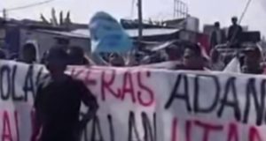 Sengketa Lahan Belum Usai, Warga Villa Kencana Geruduk Kantor Pemasaran Perumahan Warga Villa Kencana Cikarang Demo, (AlexaPidcast.ID)