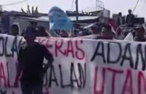 Sengketa Lahan Belum Usai, Warga Villa Kencana Geruduk Kantor Pemasaran Perumahan Warga Villa Kencana Cikarang Demo, (AlexaPidcast.ID)