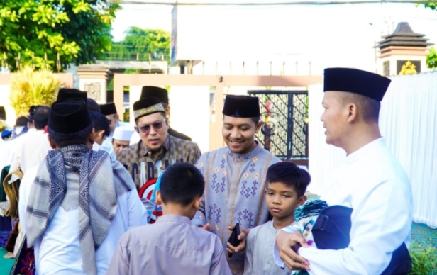 Ratusan Personel dan Warga Ikuti Sholat Idul Adha di Mako Polres Karawang. (AlexaPodcast.ID) Ratusan Personel dan Warga Ikuti Sholat Idul Adha di Mako Polres Karawang. (AlexaPodcast.ID)