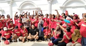 Tebar Kebahagiaan Idul Adha, Sultan Johar Adi Jaya Potong 2 Sapi Kurban, 800 Warga Sinar Mulya Kebagian Daging Sultan Johar Adi Jaya Kurbankan 2 Sapi untuk Warga Karawang Wetan. (AlexaPodcast.ID)