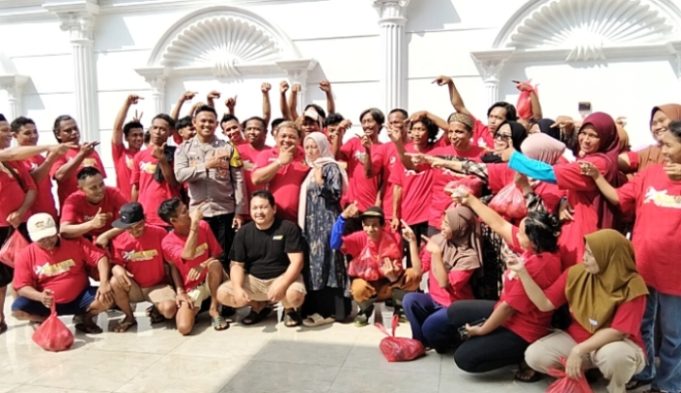 Tebar Kebahagiaan Idul Adha, Sultan Johar Adi Jaya Potong 2 Sapi Kurban, 800 Warga Sinar Mulya Kebagian Daging Sultan Johar Adi Jaya Kurbankan 2 Sapi untuk Warga Karawang Wetan. (AlexaPodcast.ID)