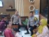 Aksi Sigap SPKT Polsek Karawang Kota, Balita Tersesat Berhasil Dipertemukan dengan Keluarga Bocah 3 Tahun yang Hilang Berhasil Ditemukan Keluarganya. (AlexaPodcast.ID)
