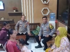 Aksi Sigap SPKT Polsek Karawang Kota, Balita Tersesat Berhasil Dipertemukan dengan Keluarga Bocah 3 Tahun yang Hilang Berhasil Ditemukan Keluarganya. (AlexaPodcast.ID)