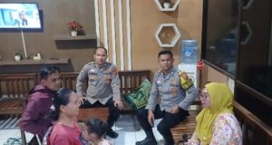 Aksi Sigap SPKT Polsek Karawang Kota, Balita Tersesat Berhasil Dipertemukan dengan Keluarga Bocah 3 Tahun yang Hilang Berhasil Ditemukan Keluarganya. (AlexaPodcast.ID)
