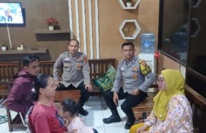 Aksi Sigap SPKT Polsek Karawang Kota, Balita Tersesat Berhasil Dipertemukan dengan Keluarga Bocah 3 Tahun yang Hilang Berhasil Ditemukan Keluarganya. (AlexaPodcast.ID)