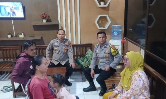 Aksi Sigap SPKT Polsek Karawang Kota, Balita Tersesat Berhasil Dipertemukan dengan Keluarga Bocah 3 Tahun yang Hilang Berhasil Ditemukan Keluarganya. (AlexaPodcast.ID)