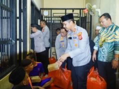 Polres Karawang Gelar Jumat Berkah, Bagikan Makanan untuk Warga dan Penghuni Rutan Polres Karawang Rutin Gelar Jumat Berkah. (AlexaPodcast.ID)