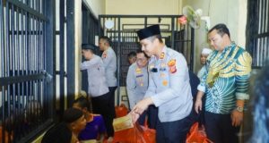 Polres Karawang Gelar Jumat Berkah, Bagikan Makanan untuk Warga dan Penghuni Rutan Polres Karawang Rutin Gelar Jumat Berkah. (AlexaPodcast.ID)