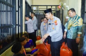 Polres Karawang Gelar Jumat Berkah, Bagikan Makanan untuk Warga dan Penghuni Rutan Polres Karawang Rutin Gelar Jumat Berkah. (AlexaPodcast.ID)