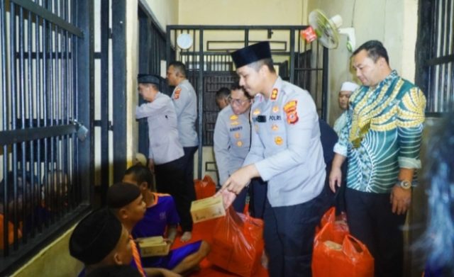 Polres Karawang Rutin Gelar Jumat Berkah. (AlexaPodcast.ID)