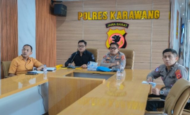 Divisi Humas Polri dan Polres Karawang Bahas Peningkatan Pelayanan SIM kepada Masyarakat. (AlexPodcast.ID)