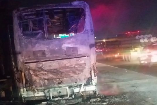 Bus Terbakar di Tol Jakarta-Cikampek KM 55 Karawang, Tidak Ada Korban Jiwa Microbus Terbakar Saat Melaju di Tol Karawang. (AlexaPodcast.ID)