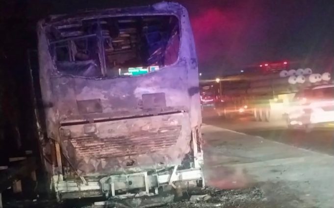 Bus Terbakar di Tol Jakarta-Cikampek KM 55 Karawang, Tidak Ada Korban Jiwa Microbus Terbakar Saat Melaju di Tol Karawang. (AlexaPodcast.ID)