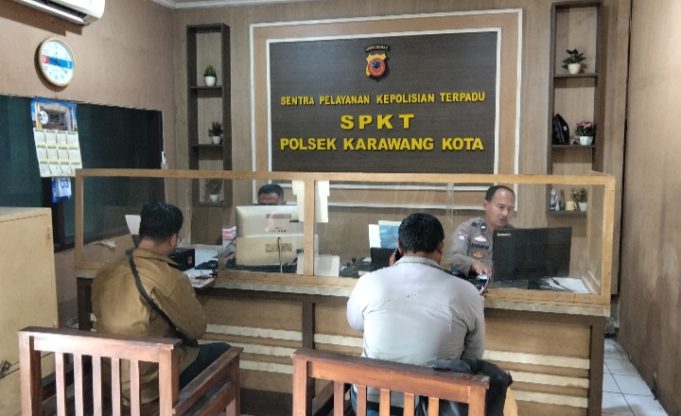 Senyum, Sapa, dan Solusi Jadi Kunci, SPKT Polsek Karawang Kota Raih Kepercayaan Masyarakat Pelayanan Prima SPKT Polsek Karawang. (AlexaPodcast.ID)