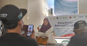 Penyaluran Bantuan Pangan di Karawang Wetan Tembus 98 Persen, Tinggal 45 KPM Belum Menerima Lurah Karawang Wetan Pastikan Penyaluran Bantuan Pangan Hampir Tuntas. (AlexaPodcast.ID)
