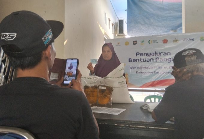 Penyaluran Bantuan Pangan di Karawang Wetan Tembus 98 Persen, Tinggal 45 KPM Belum Menerima Lurah Karawang Wetan Pastikan Penyaluran Bantuan Pangan Hampir Tuntas. (AlexaPodcast.ID)