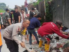 Ciptakan Lingkungan Sehat, Aksi Rabu Bersih Sasar Titik Pembuangan Sampah Liar di Kalijaya Babinsa, Bhabinkamtibmas dan Warga Kompak Angkut Sampah Liar. (AlexaPodcast.ID)
