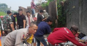 Ciptakan Lingkungan Sehat, Aksi Rabu Bersih Sasar Titik Pembuangan Sampah Liar di Kalijaya Babinsa, Bhabinkamtibmas dan Warga Kompak Angkut Sampah Liar. (AlexaPodcast.ID)