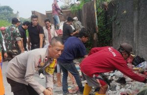 Ciptakan Lingkungan Sehat, Aksi Rabu Bersih Sasar Titik Pembuangan Sampah Liar di Kalijaya Babinsa, Bhabinkamtibmas dan Warga Kompak Angkut Sampah Liar. (AlexaPodcast.ID)
