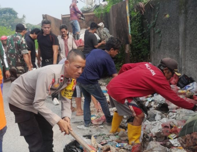 Ciptakan Lingkungan Sehat, Aksi Rabu Bersih Sasar Titik Pembuangan Sampah Liar di Kalijaya Babinsa, Bhabinkamtibmas dan Warga Kompak Angkut Sampah Liar. (AlexaPodcast.ID)
