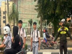 Hadir di Jam Sibuk Sekolah, Briptu Hariz Sudrajat Pastikan Arus Lalu Lintas Tetap Lancar Briptu Hariz Sudrajat Siaga di Pertigaan Ahmad Yani. (AlexaPodcast.ID)