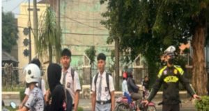 Hadir di Jam Sibuk Sekolah, Briptu Hariz Sudrajat Pastikan Arus Lalu Lintas Tetap Lancar Briptu Hariz Sudrajat Siaga di Pertigaan Ahmad Yani. (AlexaPodcast.ID)