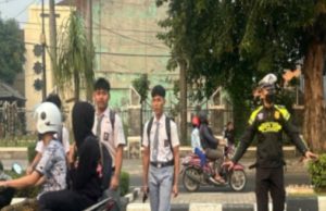 Hadir di Jam Sibuk Sekolah, Briptu Hariz Sudrajat Pastikan Arus Lalu Lintas Tetap Lancar Briptu Hariz Sudrajat Siaga di Pertigaan Ahmad Yani. (AlexaPodcast.ID)