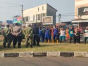TNI-Polri dan Warga Gotong Royong Bersihkan Saluran Air Kamojing di Karawang Kulon Bhabinkamtibmas Polsek Karawang Kota Pimpin Kerja Bakti. (AlexaPodcast.ID)
