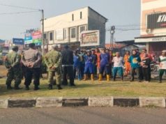 TNI-Polri dan Warga Gotong Royong Bersihkan Saluran Air Kamojing di Karawang Kulon Bhabinkamtibmas Polsek Karawang Kota Pimpin Kerja Bakti. (AlexaPodcast.ID)