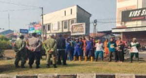 TNI-Polri dan Warga Gotong Royong Bersihkan Saluran Air Kamojing di Karawang Kulon Bhabinkamtibmas Polsek Karawang Kota Pimpin Kerja Bakti. (AlexaPodcast.ID)