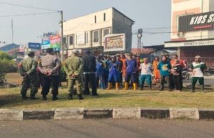 TNI-Polri dan Warga Gotong Royong Bersihkan Saluran Air Kamojing di Karawang Kulon Bhabinkamtibmas Polsek Karawang Kota Pimpin Kerja Bakti. (AlexaPodcast.ID)