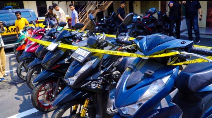 Komplotan Curanmor Dibekuk, Polres Karawang Ungkap 12 TKP dalam 10 Hari Operasi Polres Karawang Amankan 5 Tersangka dan Barang Bukti 9 Motor. (AlexaPodcast.ID)
