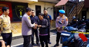 Setelah Hilang Digondol Maling, Motor Buruh Harian di Karawang Akhirnya Kembali Tangis Haru Abdul Khalik Pecah Saat Motor Hasil Curian Dikembalikan Polres Karawang. (AlexaPodcast.ID)