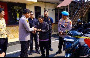 Setelah Hilang Digondol Maling, Motor Buruh Harian di Karawang Akhirnya Kembali Tangis Haru Abdul Khalik Pecah Saat Motor Hasil Curian Dikembalikan Polres Karawang. (AlexaPodcast.ID)