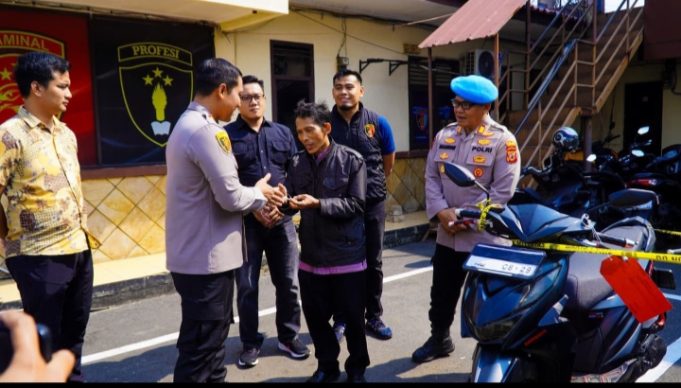 Setelah Hilang Digondol Maling, Motor Buruh Harian di Karawang Akhirnya Kembali Tangis Haru Abdul Khalik Pecah Saat Motor Hasil Curian Dikembalikan Polres Karawang. (AlexaPodcast.ID)