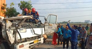 Pohon Tumbang Timpa Truk Kontainer di Karawang, Sopir dan Penumpang Tewas Polres Karawang Selidiki Insiden Pohon Tumbang yang Menewaskan Sopir Truk. (AlexaPodcast.ID)