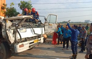 Pohon Tumbang Timpa Truk Kontainer di Karawang, Sopir dan Penumpang Tewas Polres Karawang Selidiki Insiden Pohon Tumbang yang Menewaskan Sopir Truk. (AlexaPodcast.ID)