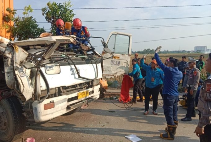 Pohon Tumbang Timpa Truk Kontainer di Karawang, Sopir dan Penumpang Tewas Polres Karawang Selidiki Insiden Pohon Tumbang yang Menewaskan Sopir Truk. (AlexaPodcast.ID)
