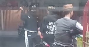 Aksi Brutal Terekam CCTV di Karawang, Pelaku Bersenjata Tajam Masih Diburu Polisi Terduga Pelaku Curas yang Terekam CCTV di Desa Blendung. (AlexaPodcast.ID)