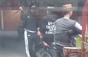 Aksi Brutal Terekam CCTV di Karawang, Pelaku Bersenjata Tajam Masih Diburu Polisi Terduga Pelaku Curas yang Terekam CCTV di Desa Blendung. (AlexaPodcast.ID)
