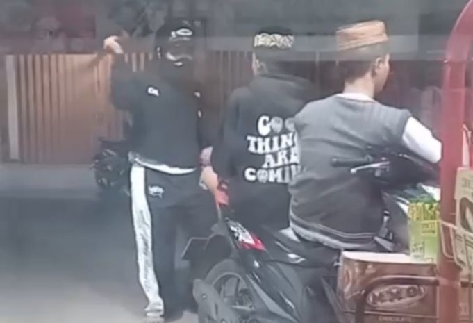 Aksi Brutal Terekam CCTV di Karawang, Pelaku Bersenjata Tajam Masih Diburu Polisi Terduga Pelaku Curas yang Terekam CCTV di Desa Blendung. (AlexaPodcast.ID)