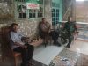 Polisi Dialog dengan Warga Saat Ronda Malam di Gempol Rawa Karawang Bhabinkamtibmas Tanjungpura Sambangi Pos Ronda, Ajak Warga Waspada C3. (AlexaPodcast.ID)