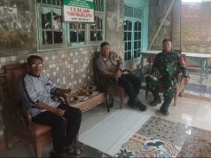 Polisi Dialog dengan Warga Saat Ronda Malam di Gempol Rawa Karawang Bhabinkamtibmas Tanjungpura Sambangi Pos Ronda, Ajak Warga Waspada C3. (AlexaPodcast.ID)