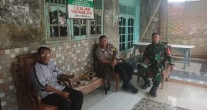 Polisi Dialog dengan Warga Saat Ronda Malam di Gempol Rawa Karawang Bhabinkamtibmas Tanjungpura Sambangi Pos Ronda, Ajak Warga Waspada C3. (AlexaPodcast.ID)