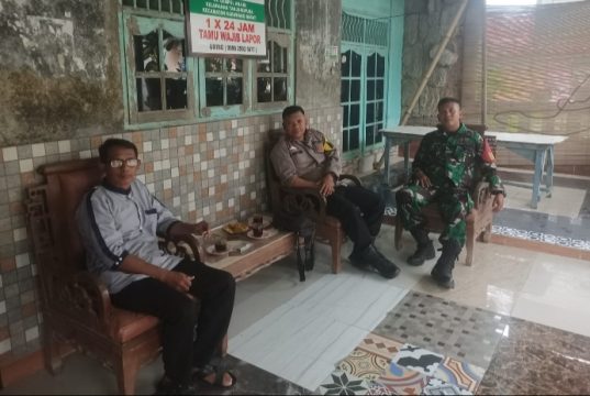 Polisi Dialog dengan Warga Saat Ronda Malam di Gempol Rawa Karawang Bhabinkamtibmas Tanjungpura Sambangi Pos Ronda, Ajak Warga Waspada C3. (AlexaPodcast.ID)