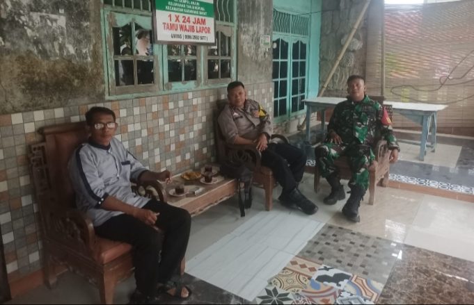 Polisi Dialog dengan Warga Saat Ronda Malam di Gempol Rawa Karawang Bhabinkamtibmas Tanjungpura Sambangi Pos Ronda, Ajak Warga Waspada C3. (AlexaPodcast.ID)
