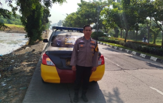 Jaga Kamtibmas Tetap Kondusif, Aipda Bahari Sasar Titik Rawan Tawuran di Karawang Timur. (AlexaPodcast.ID) Jaga Kamtibmas Tetap Kondusif, Aipda Bahari Sasar Titik Rawan Tawuran di Karawang Timur. (AlexaPodcast.ID)