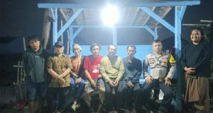 Jaga Keamanan Lingkungan, Bhabinkamtibmas Tanjungmekar Aktif Pantau Ronda Warga Aipda Dadan Wahyudin Ajak Warga KP Krajan Perkuat Sinergi Jaga Kamtibmas. (AlexaPodcast.ID)