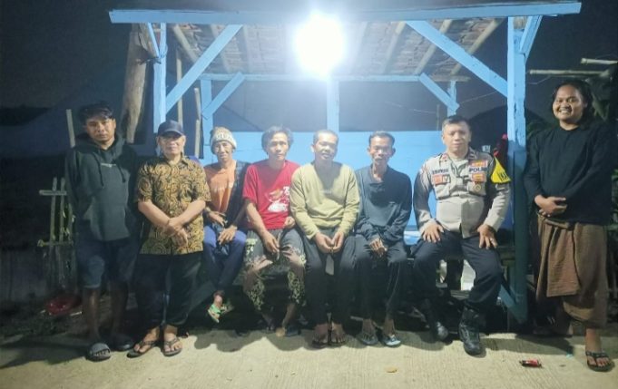 Jaga Keamanan Lingkungan, Bhabinkamtibmas Tanjungmekar Aktif Pantau Ronda Warga Aipda Dadan Wahyudin Ajak Warga KP Krajan Perkuat Sinergi Jaga Kamtibmas. (AlexaPodcast.ID)